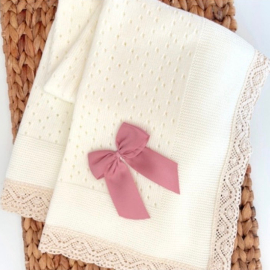 Toquilla Puntilla - Knitted Shawl with Lace Edging